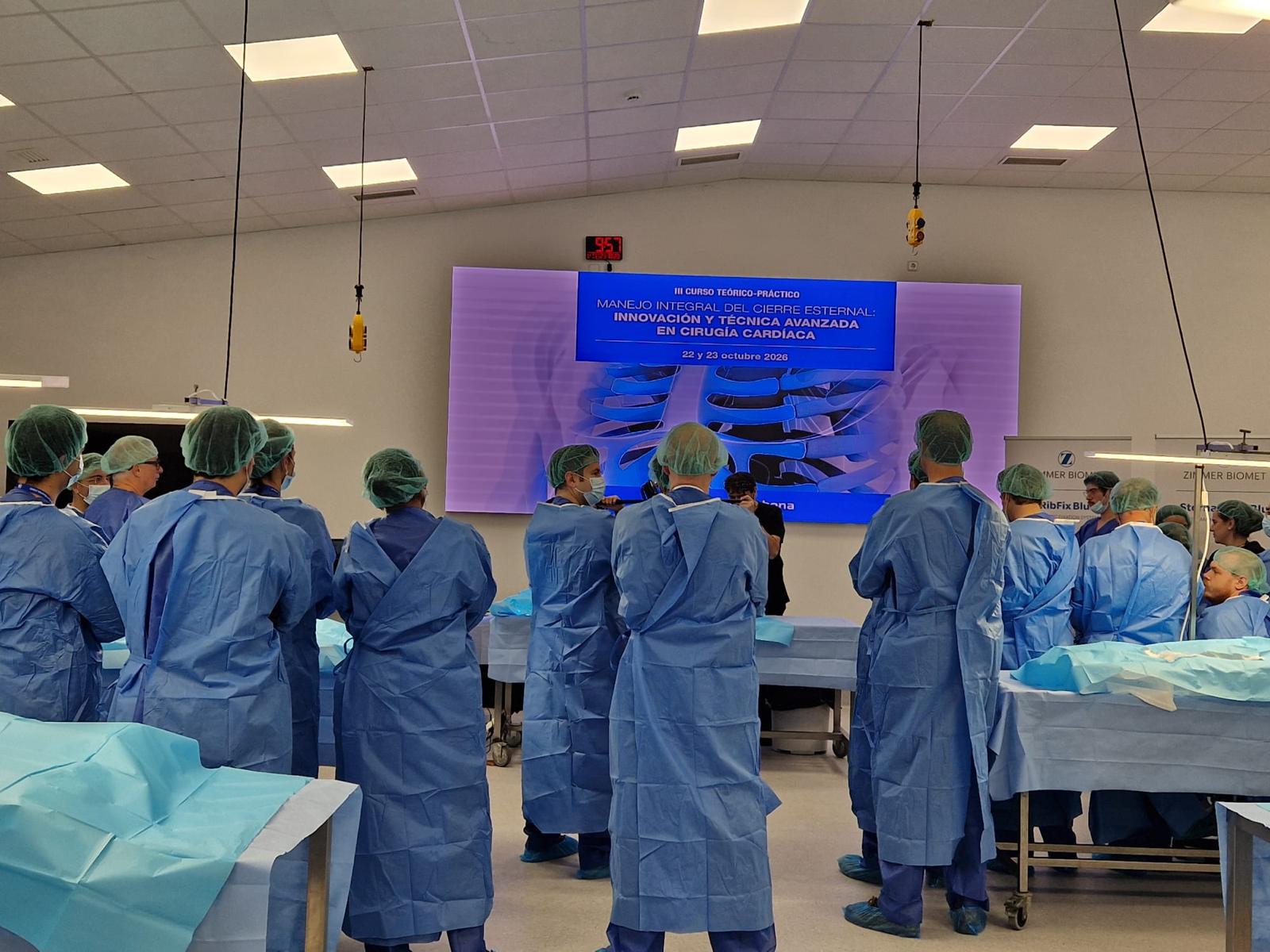 Cirujanos participantes en el taller quirúrgico práctico del III Curso de Cierre Esternal
